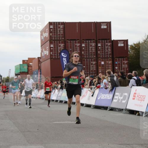 03.10.2025 - Köhlbrandbrückenlauf Yannick Fuchs http://msf.ph/oto/8986809 03.10.2025 15:59:16 Ziel 7262, 7496, 8780, 9118, 9126, 9238, 9521, 9577 meine-sportfotos.de