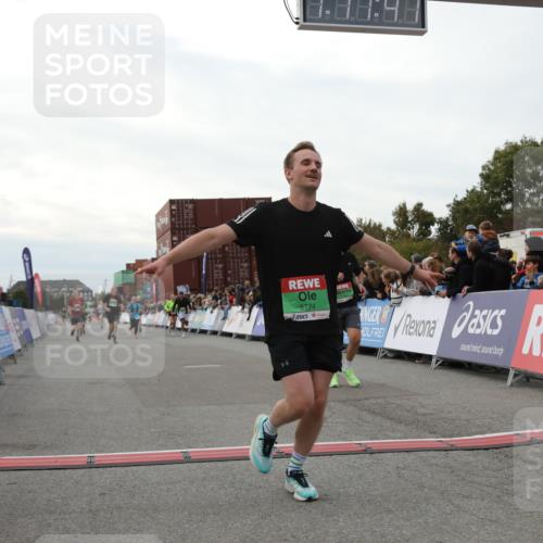03.10.2025 - Köhlbrandbrückenlauf Yannick Fuchs http://msf.ph/oto/8986812 03.10.2025 16:11:39 Ziel 7196, 7330, 7407, 7419, 7467, 8774, 8938, 9200, 9202, 9382, 9392, 9634 meine-sportfotos.de