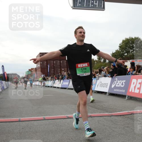03.10.2025 - Köhlbrandbrückenlauf Yannick Fuchs http://msf.ph/oto/8986817 03.10.2025 16:11:39 Ziel 7196, 7330, 7407, 7419, 7467, 8774, 8938, 9200, 9202, 9382, 9392, 9634 meine-sportfotos.de