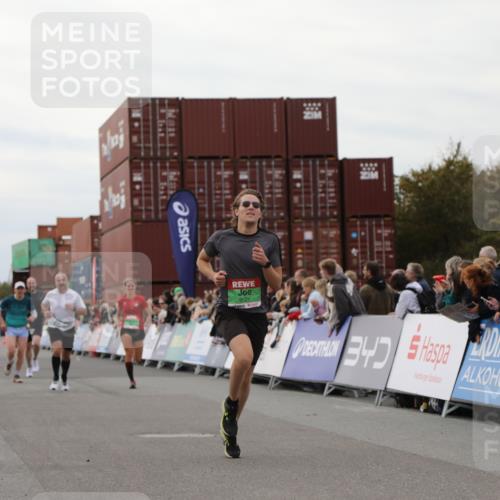 03.10.2025 - Köhlbrandbrückenlauf Yannick Fuchs http://msf.ph/oto/8986818 03.10.2025 15:59:16 Ziel 7262, 7496, 8780, 9118, 9126, 9238, 9521, 9577 meine-sportfotos.de