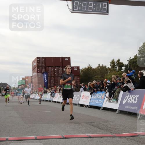 03.10.2025 - Köhlbrandbrückenlauf Yannick Fuchs http://msf.ph/oto/8986823 03.10.2025 15:59:17 Ziel 7262, 7496, 8780, 9118, 9126, 9238, 9521, 9577 meine-sportfotos.de