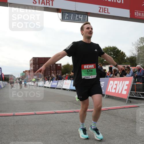 03.10.2025 - Köhlbrandbrückenlauf Yannick Fuchs http://msf.ph/oto/8986825 03.10.2025 16:11:39 Ziel 7196, 7330, 7407, 7419, 7467, 8774, 8938, 9200, 9202, 9382, 9392, 9634 meine-sportfotos.de