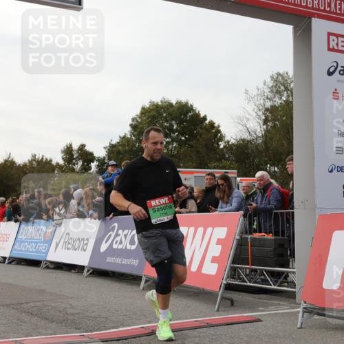 03.10.2025 - Köhlbrandbrückenlauf Yannick Fuchs http://msf.ph/oto/8986833 03.10.2025 16:11:40 Ziel 7196, 7330, 7407, 7419, 7467, 7658, 8774, 8938, 9200, 9202, 9382, 9392, 9634 meine-sportfotos.de