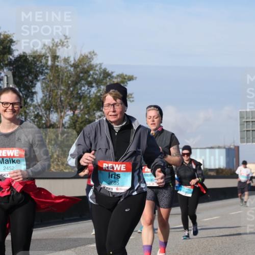 03.10.2025 - Köhlbrandbrückenlauf Luisa Fischer http://msf.ph/oto/8986839 03.10.2025 11:21:39 Position 3 2452, 2665, 3649 meine-sportfotos.de