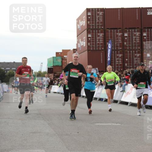 03.10.2025 - Köhlbrandbrückenlauf Yannick Fuchs http://msf.ph/oto/8986847 03.10.2025 16:11:42 Ziel 7196, 7330, 7419, 7533, 7658, 8774, 9200, 9202, 9382, 9392, 9634 meine-sportfotos.de