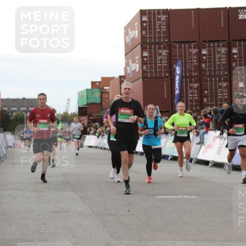 03.10.2025 - Köhlbrandbrückenlauf Yannick Fuchs http://msf.ph/oto/8986851 03.10.2025 16:11:42 Ziel 7196, 7330, 7419, 7533, 7658, 8774, 9200, 9202, 9382, 9392, 9634 meine-sportfotos.de