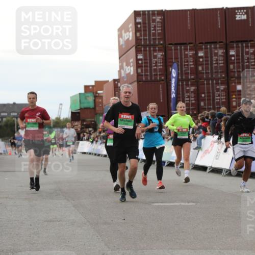 03.10.2025 - Köhlbrandbrückenlauf Yannick Fuchs http://msf.ph/oto/8986855 03.10.2025 16:11:42 Ziel 7196, 7330, 7419, 7533, 7658, 8774, 9200, 9202, 9382, 9392, 9634 meine-sportfotos.de
