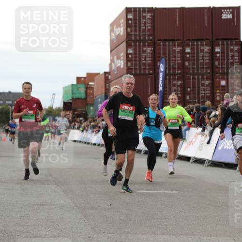 03.10.2025 - Köhlbrandbrückenlauf Yannick Fuchs http://msf.ph/oto/8986865 03.10.2025 16:11:42 Ziel 7196, 7330, 7419, 7533, 7658, 8774, 9200, 9202, 9382, 9392, 9634 meine-sportfotos.de