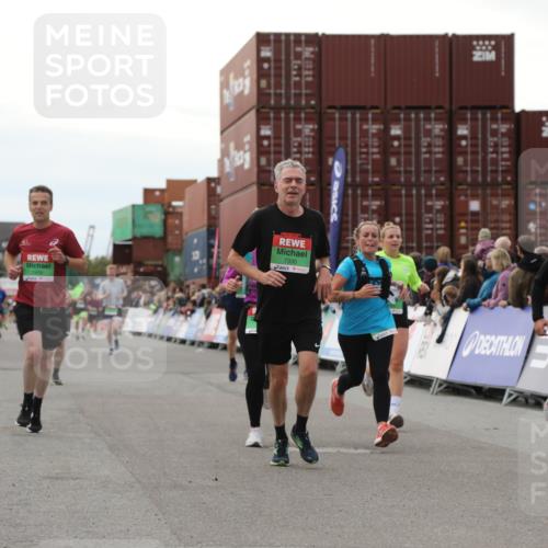 03.10.2025 - Köhlbrandbrückenlauf Yannick Fuchs http://msf.ph/oto/8986881 03.10.2025 16:11:43 Ziel 7196, 7330, 7419, 7533, 7658, 9200, 9202, 9392, 9634 meine-sportfotos.de