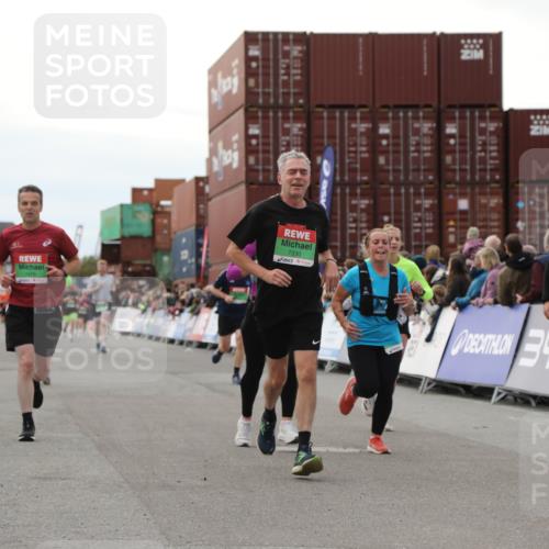 03.10.2025 - Köhlbrandbrückenlauf Yannick Fuchs http://msf.ph/oto/8986886 03.10.2025 16:11:43 Ziel 7196, 7330, 7419, 7533, 7658, 9200, 9202, 9392, 9634 meine-sportfotos.de