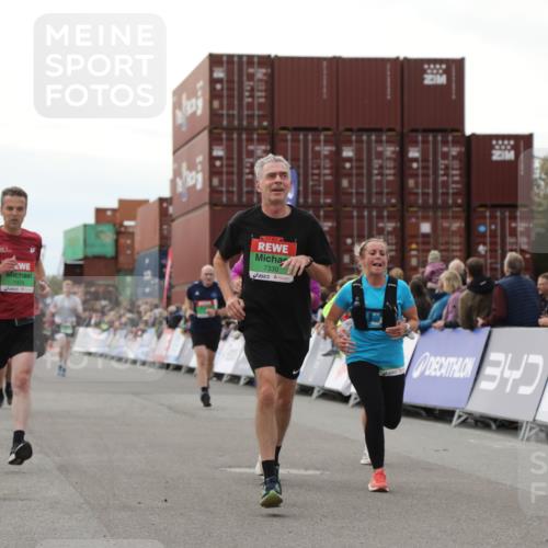 03.10.2025 - Köhlbrandbrückenlauf Yannick Fuchs http://msf.ph/oto/8986890 03.10.2025 16:11:43 Ziel 7196, 7330, 7419, 7533, 7658, 9200, 9202, 9392, 9634 meine-sportfotos.de