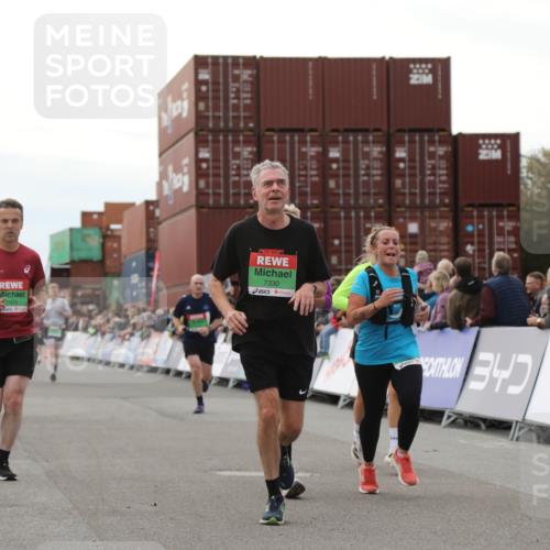 03.10.2025 - Köhlbrandbrückenlauf Yannick Fuchs http://msf.ph/oto/8986895 03.10.2025 16:11:43 Ziel 7196, 7330, 7419, 7533, 7658, 9200, 9202, 9392, 9634 meine-sportfotos.de