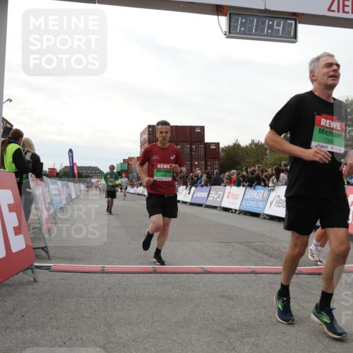 03.10.2025 - Köhlbrandbrückenlauf Yannick Fuchs http://msf.ph/oto/8986942 03.10.2025 16:11:46 Ziel 7330, 7419, 7469, 7533, 7658, 9200, 9202, 9244, 9392, 9634 meine-sportfotos.de