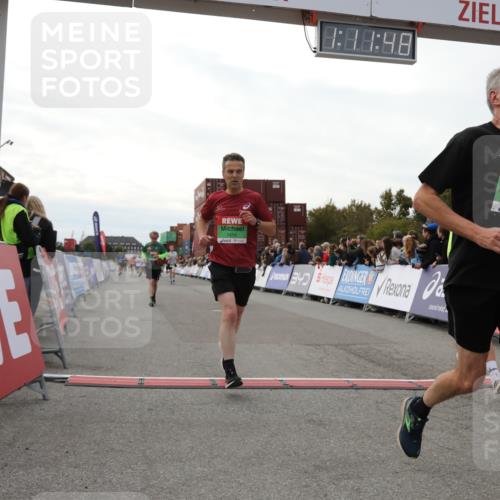 03.10.2025 - Köhlbrandbrückenlauf Yannick Fuchs http://msf.ph/oto/8986946 03.10.2025 16:11:46 Ziel 7330, 7419, 7469, 7533, 7658, 9200, 9202, 9244, 9392, 9634 meine-sportfotos.de