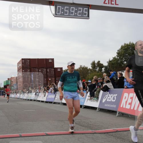 03.10.2025 - Köhlbrandbrückenlauf Yannick Fuchs http://msf.ph/oto/8986952 03.10.2025 15:59:23 Ziel 7083, 7089, 7262, 8780, 9126, 9238, 9577 meine-sportfotos.de