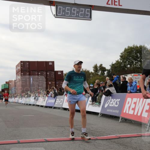 03.10.2025 - Köhlbrandbrückenlauf Yannick Fuchs http://msf.ph/oto/8986958 03.10.2025 15:59:24 Ziel 7083, 7089, 7262, 8780, 9126, 9238, 9577 meine-sportfotos.de
