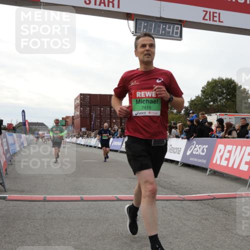 03.10.2025 - Köhlbrandbrückenlauf Yannick Fuchs http://msf.ph/oto/8986965 03.10.2025 16:11:46 Ziel 7330, 7419, 7469, 7533, 7658, 9200, 9202, 9244, 9392, 9634 meine-sportfotos.de