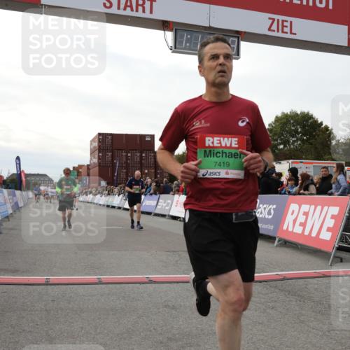 03.10.2025 - Köhlbrandbrückenlauf Yannick Fuchs http://msf.ph/oto/8986970 03.10.2025 16:11:47 Ziel 7330, 7419, 7469, 7533, 7658, 7961, 8005, 8954, 9200, 9202, 9244, 9392, 9634 meine-sportfotos.de