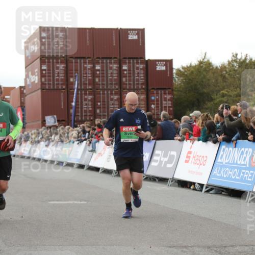 03.10.2025 - Köhlbrandbrückenlauf Yannick Fuchs http://msf.ph/oto/8986976 03.10.2025 16:11:47 Ziel 7330, 7419, 7469, 7533, 7658, 7961, 8005, 8954, 9200, 9202, 9244, 9392, 9634 meine-sportfotos.de
