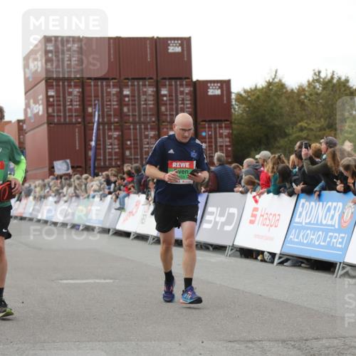03.10.2025 - Köhlbrandbrückenlauf Yannick Fuchs http://msf.ph/oto/8986982 03.10.2025 16:11:47 Ziel 7330, 7419, 7469, 7533, 7658, 7961, 8005, 8954, 9200, 9202, 9244, 9392, 9634 meine-sportfotos.de