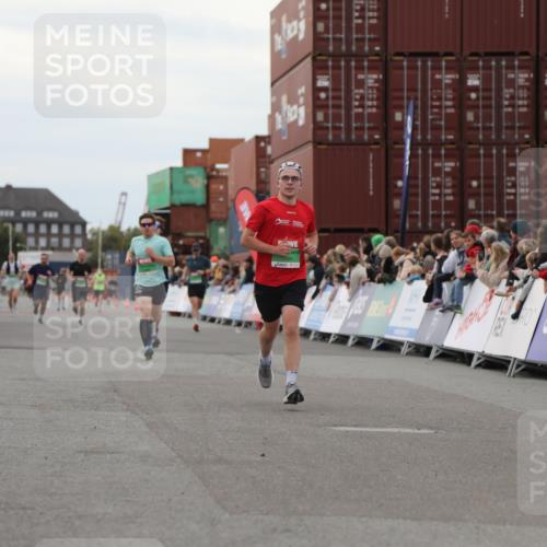 03.10.2025 - Köhlbrandbrückenlauf Yannick Fuchs http://msf.ph/oto/8986993 03.10.2025 15:59:26 Ziel 7059, 7083, 7089, 9238, 9577 meine-sportfotos.de