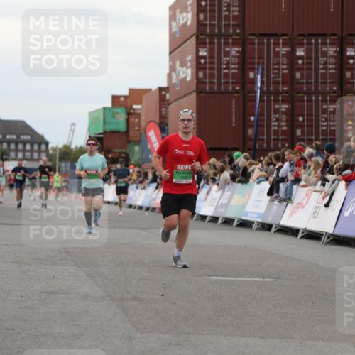 03.10.2025 - Köhlbrandbrückenlauf Yannick Fuchs http://msf.ph/oto/8986997 03.10.2025 15:59:27 Ziel 7059, 7083, 7089, 9238, 9577 meine-sportfotos.de