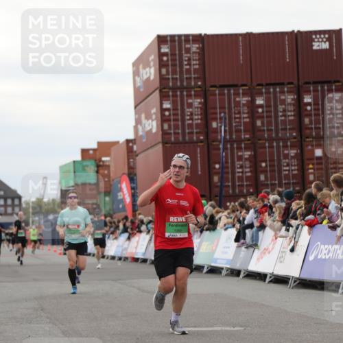 03.10.2025 - Köhlbrandbrückenlauf Yannick Fuchs http://msf.ph/oto/8987002 03.10.2025 15:59:27 Ziel 7059, 7083, 7089, 9238, 9577 meine-sportfotos.de