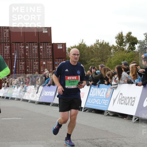 03.10.2025 - Köhlbrandbrückenlauf Yannick Fuchs http://msf.ph/oto/8987004 03.10.2025 16:11:48 Ziel 7330, 7419, 7469, 7533, 7658, 7961, 8005, 8096, 8954, 9200, 9202, 9244, 9392, 9634 meine-sportfotos.de