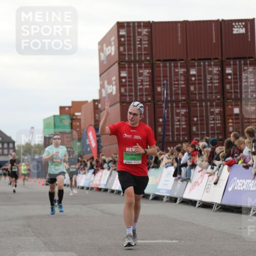 03.10.2025 - Köhlbrandbrückenlauf Yannick Fuchs http://msf.ph/oto/8987007 03.10.2025 15:59:27 Ziel 7059, 7083, 7089, 9238, 9577 meine-sportfotos.de