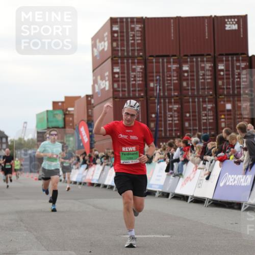 03.10.2025 - Köhlbrandbrückenlauf Yannick Fuchs http://msf.ph/oto/8987012 03.10.2025 15:59:27 Ziel 7059, 7083, 7089, 9238, 9577 meine-sportfotos.de