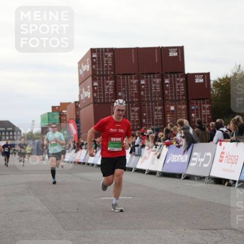 03.10.2025 - Köhlbrandbrückenlauf Yannick Fuchs http://msf.ph/oto/8987018 03.10.2025 15:59:28 Ziel 7059, 7083, 7089, 7187 meine-sportfotos.de