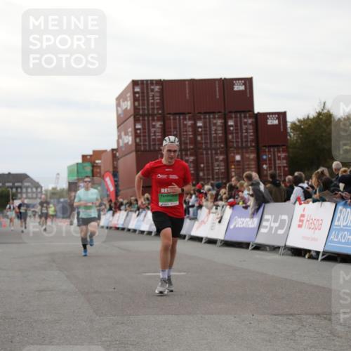 03.10.2025 - Köhlbrandbrückenlauf Yannick Fuchs http://msf.ph/oto/8987022 03.10.2025 15:59:28 Ziel 7059, 7083, 7089, 7187 meine-sportfotos.de