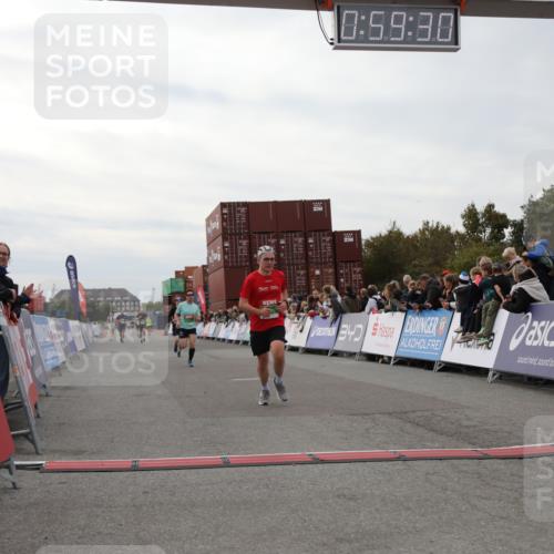 03.10.2025 - Köhlbrandbrückenlauf Yannick Fuchs http://msf.ph/oto/8987026 03.10.2025 15:59:28 Ziel 7059, 7083, 7089, 7187 meine-sportfotos.de