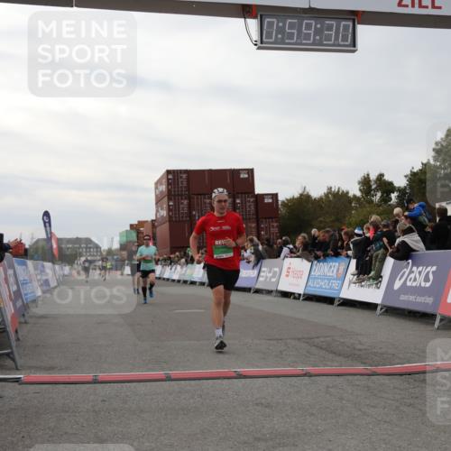03.10.2025 - Köhlbrandbrückenlauf Yannick Fuchs http://msf.ph/oto/8987041 03.10.2025 15:59:29 Ziel 7059, 7083, 7089, 7187 meine-sportfotos.de