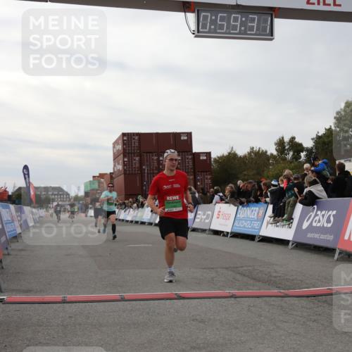 03.10.2025 - Köhlbrandbrückenlauf Yannick Fuchs http://msf.ph/oto/8987047 03.10.2025 15:59:29 Ziel 7059, 7083, 7089, 7187 meine-sportfotos.de