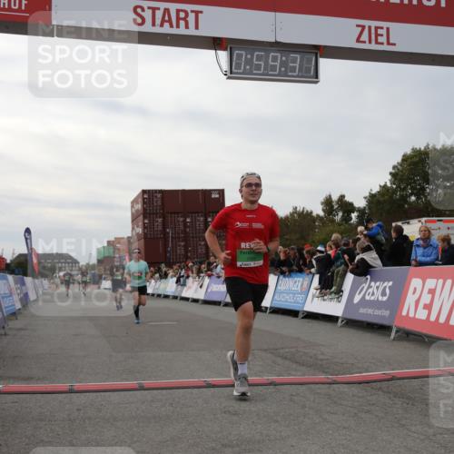 03.10.2025 - Köhlbrandbrückenlauf Yannick Fuchs http://msf.ph/oto/8987057 03.10.2025 15:59:29 Ziel 7059, 7083, 7089, 7187 meine-sportfotos.de