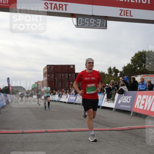 03.10.2025 - Köhlbrandbrückenlauf Yannick Fuchs http://msf.ph/oto/8987062 03.10.2025 15:59:29 Ziel 7059, 7083, 7089, 7187 meine-sportfotos.de
