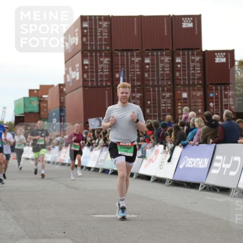 03.10.2025 - Köhlbrandbrückenlauf Yannick Fuchs http://msf.ph/oto/8987063 03.10.2025 16:11:51 Ziel 7122, 7469, 7533, 7566, 7613, 7658, 7757, 7961, 8005, 8096, 8110, 8954, 9244 meine-sportfotos.de