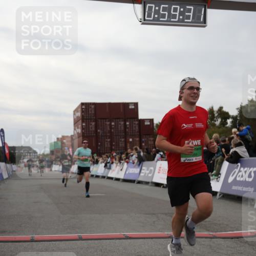 03.10.2025 - Köhlbrandbrückenlauf Yannick Fuchs http://msf.ph/oto/8987067 03.10.2025 15:59:30 Ziel 7025, 7048, 7059, 7083, 7089, 7187 meine-sportfotos.de