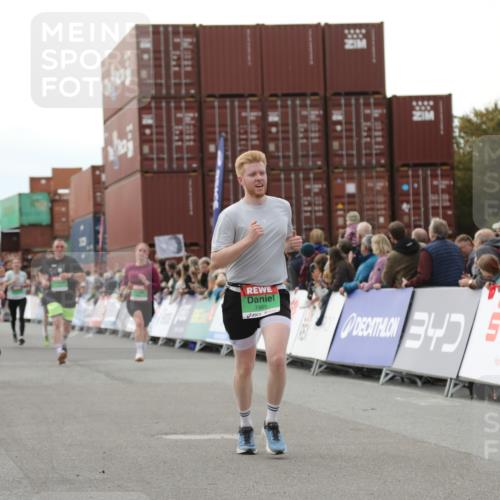 03.10.2025 - Köhlbrandbrückenlauf Yannick Fuchs http://msf.ph/oto/8987069 03.10.2025 16:11:51 Ziel 7122, 7469, 7533, 7566, 7613, 7658, 7757, 7961, 8005, 8096, 8110, 8954, 9244 meine-sportfotos.de