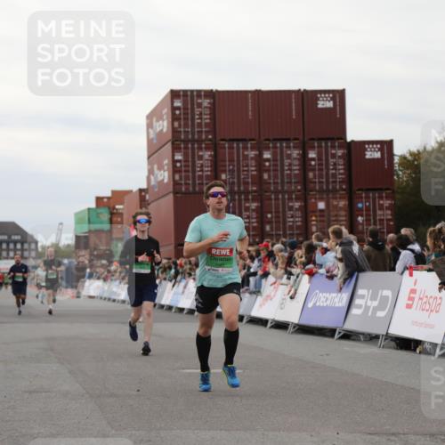 03.10.2025 - Köhlbrandbrückenlauf Yannick Fuchs http://msf.ph/oto/8987072 03.10.2025 15:59:30 Ziel 7025, 7048, 7059, 7083, 7089, 7187 meine-sportfotos.de