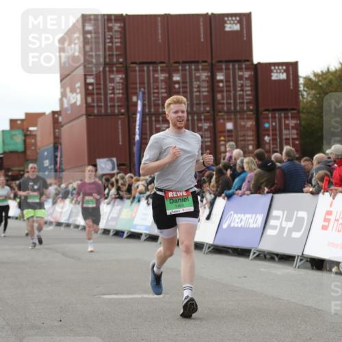 03.10.2025 - Köhlbrandbrückenlauf Yannick Fuchs http://msf.ph/oto/8987074 03.10.2025 16:11:51 Ziel 7122, 7469, 7533, 7566, 7613, 7658, 7757, 7961, 8005, 8096, 8110, 8954, 9244 meine-sportfotos.de