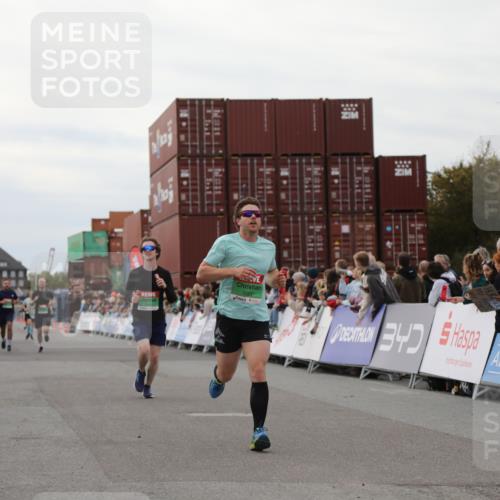 03.10.2025 - Köhlbrandbrückenlauf Yannick Fuchs http://msf.ph/oto/8987077 03.10.2025 15:59:30 Ziel 7025, 7048, 7059, 7083, 7089, 7187 meine-sportfotos.de