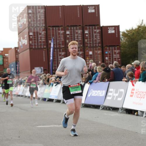 03.10.2025 - Köhlbrandbrückenlauf Yannick Fuchs http://msf.ph/oto/8987079 03.10.2025 16:11:51 Ziel 7122, 7469, 7533, 7566, 7613, 7658, 7757, 7961, 8005, 8096, 8110, 8954, 9244 meine-sportfotos.de