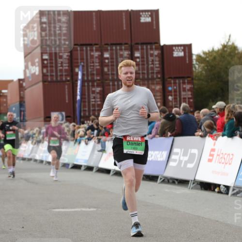 03.10.2025 - Köhlbrandbrückenlauf Yannick Fuchs http://msf.ph/oto/8987083 03.10.2025 16:11:51 Ziel 7122, 7469, 7533, 7566, 7613, 7658, 7757, 7961, 8005, 8096, 8110, 8954, 9244 meine-sportfotos.de