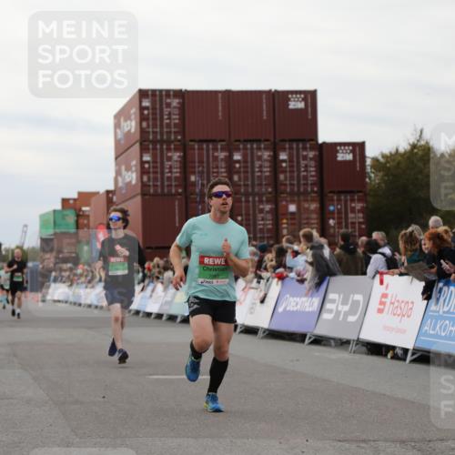 03.10.2025 - Köhlbrandbrückenlauf Yannick Fuchs http://msf.ph/oto/8987084 03.10.2025 15:59:30 Ziel 7025, 7048, 7059, 7083, 7089, 7187 meine-sportfotos.de