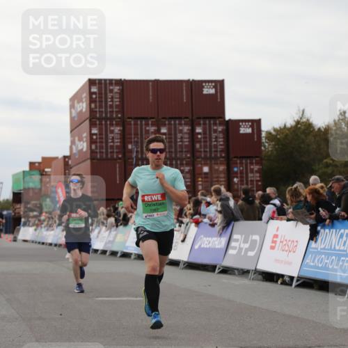 03.10.2025 - Köhlbrandbrückenlauf Yannick Fuchs http://msf.ph/oto/8987087 03.10.2025 15:59:31 Ziel 7025, 7048, 7059, 7083, 7089, 7187 meine-sportfotos.de