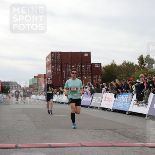 03.10.2025 - Köhlbrandbrückenlauf Yannick Fuchs http://msf.ph/oto/8987093 03.10.2025 15:59:31 Ziel 7025, 7048, 7059, 7083, 7089, 7187 meine-sportfotos.de