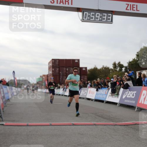03.10.2025 - Köhlbrandbrückenlauf Yannick Fuchs http://msf.ph/oto/8987097 03.10.2025 15:59:31 Ziel 7025, 7048, 7059, 7083, 7089, 7187 meine-sportfotos.de