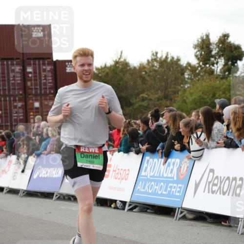 03.10.2025 - Köhlbrandbrückenlauf Yannick Fuchs http://msf.ph/oto/8987098 03.10.2025 16:11:52 Ziel 7122, 7469, 7533, 7566, 7613, 7658, 7757, 7961, 8005, 8096, 8110, 8954, 9244 meine-sportfotos.de